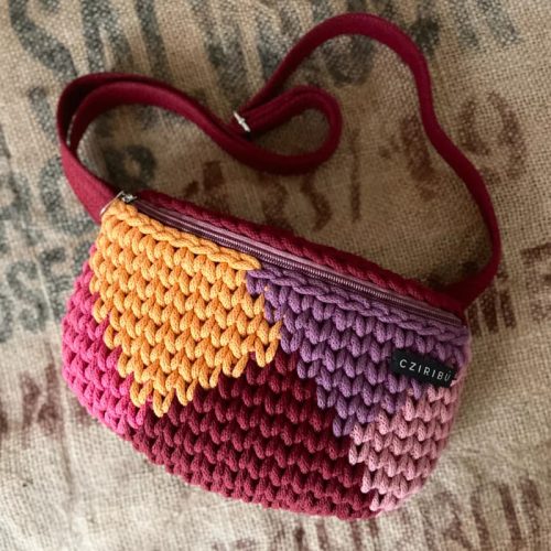 Horgolt övtáska - málna, narancs